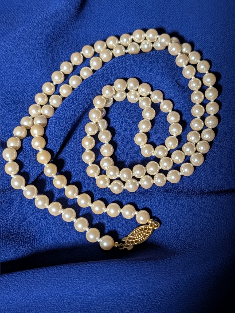 Vintage Stunning & Timeless Pearl Necklace with Gold Clasp